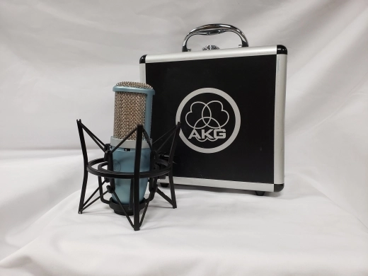 AKG - P220